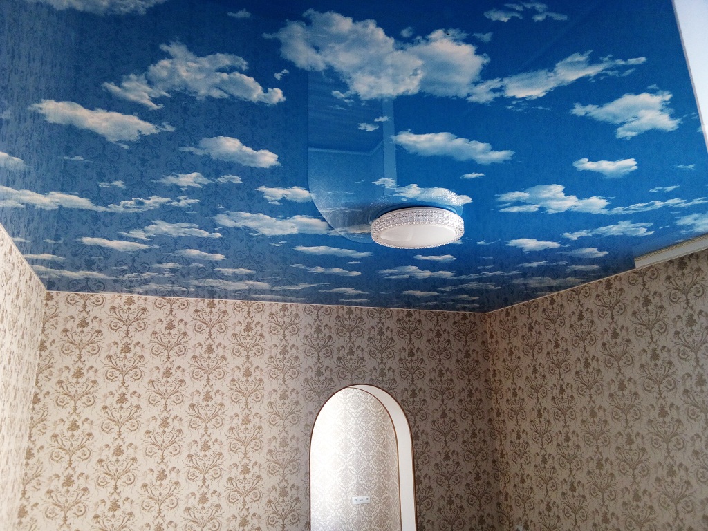 Фактурный натяжной потолок облака